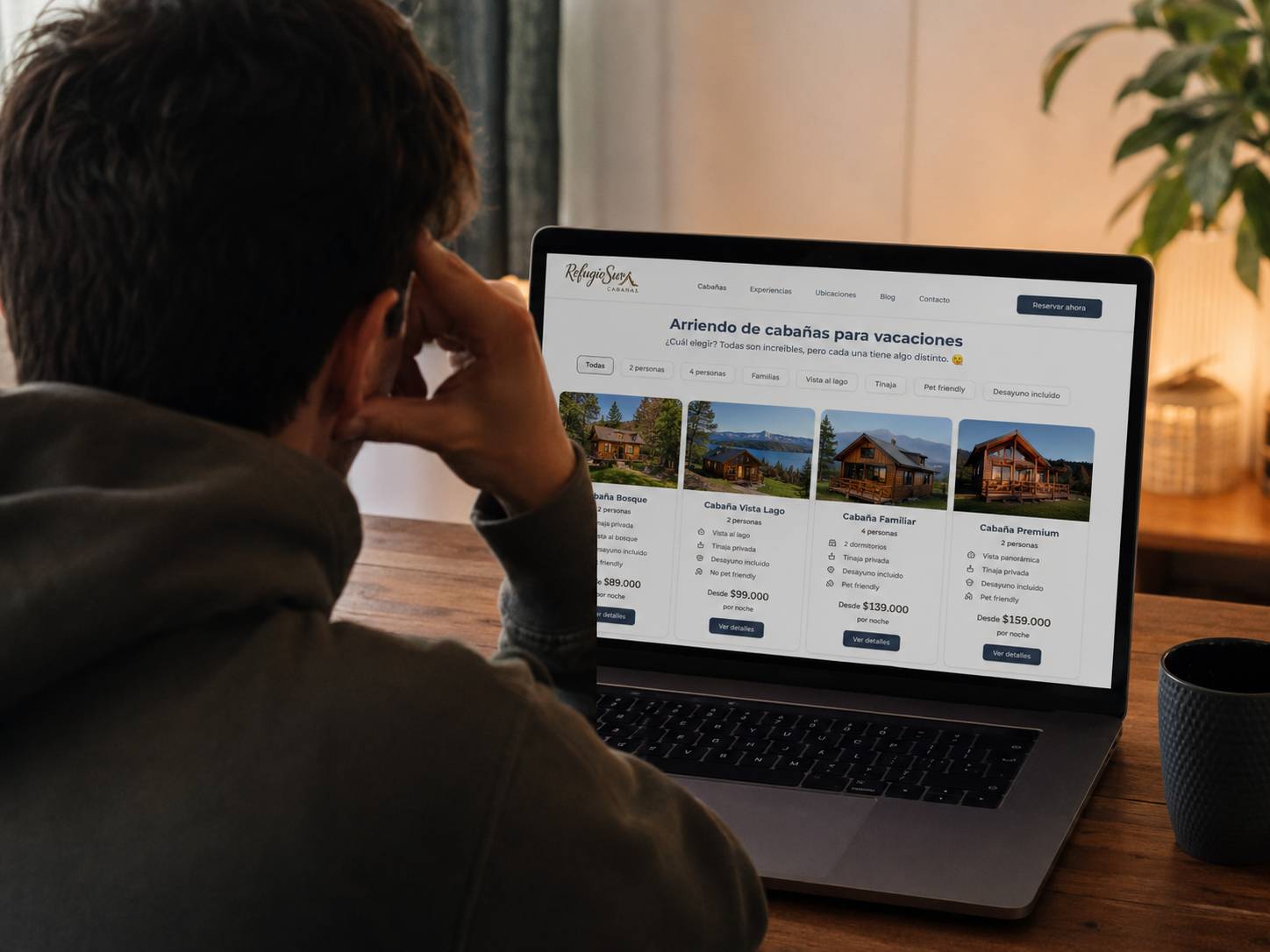 Cliente comparando opciones con ayuda de un agente de ventas